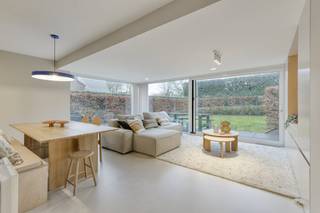 Située au centre de Sint-Idesbald, dans une rue latérale de la Strandlaan, nous trouvons cette spacieuse villa avec 2 entités à vendre. Les deux...