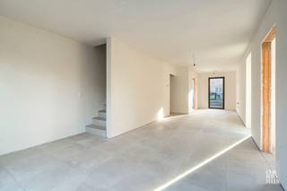 <span><strong>INDELING &amp; AFWERKING</strong><br /></span>
<p>Bij het betreden van de woning komt u in de inkomhal, waar een gastentoilet is voorzien.<br />De open keuken met bergruimte biedt een mooi zicht op de tuin en zorgt voor een sterke connectie met het omliggende groen.</p>
<p>Op de eerste verdieping bevinden zich drie slaapkamers en een badkamer, uitgerust met een regendouche en toilet.</p>
<p>Daarnaast beschikt de woning over een ruime berging, afzonderlijk en ook toegankelijk via de carport, met directe toegang tot de tuin.</p>
<p>De tuin grenst aan een partij bomen, wat zorgt voor een uitgesproken natuurlijk en rustgevend gevoel.<br /><br /><br /><br /></p>
<strong></strong><span><strong><br /><br /><br /></strong></span>