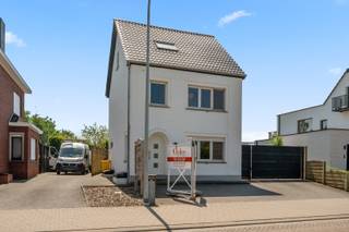 Op een uitstekende locatie in het centrum van Itegem bevindt zich deze veelzijdige vrijstaande woning.<br />Dankzij de centrale ligging bevinden scholen, openbaar vervoer en lokale handelaars zich op wandelafstand. Bovendien geniet u van een vlotte verbinding naar Lier en Heist-op-den-Berg, waardoor deze woning een ideale uitvalsbasis vormt.<br /><br />Bij het betreden van de woning komt u in de inkomhal met gastentoilet. Op het gelijkvloers bevindt zich momenteel een praktijkruimte, die eveneens perfect kan dienen als bureau, hobbyruimte of extra slaapkamer. Verder vindt u hier een ruime, volledig ingerichte moderne keuken die alle comfort biedt alsook een praktische berging met aansluiting voor een wasmachine, een ligbad alsook een douche.<br />De lichtrijke en ruime leefruimte vormt het hart van de woning en biedt een prachtig uitzicht op het overdekte terras en de aangename tuin, waardoor binnen- en buitenleven naadloos in elkaar overvloeien.<br /><br />Op de eerste verdieping bevinden zich twee ruime slaapkamers en een tweede badkamer, uitgerust met een douche, lavabo en toilet.<br />De zolderverdieping werd ingericht als een volwaardige derde, ruime slaapkamer en beschikt daarnaast over extra bergruimte.<br /><br />Achteraan de woning bevindt zich een ruim overdekt terras waar u in alle seizoenen kunt genieten van het uitzicht op de onderhoudsvriendelijke tuin. Bovendien beschikt de woning over een praktisch tuinhuis en is er voldoende parkeergelegenheid op het eigen perceel.<br /><br />Deze instapklare woning combineert een uitstekende ligging met een verrassend ruime en functionele indeling. Dankzij de praktijkruimte, de drie volwaardige slaapkamers en de aangename buitenruimte is dit de ideale woning voor gezinnen, zelfstandigen of wie wonen en werken wil combineren.<br /><br />Bekijk nu reeds de foto's en virtuele tour op onze website www.dplusvastgoed.be<br /><br />Voor meer informatie of voor een bezoek bel 0475 59 90 00 of mail yves@dplusvastgoed.be<br />