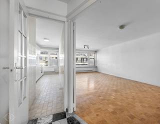 Op een aangename locatie aan de Fonteinstraat 139 bevindt zich dit ruime en lichtrijke appartement van ca. 102 m², gelegen op de zesde verdieping van een gebouw met lift. Het appartement loopt van de voor- tot achterzijde van het gebouw en beschikt over een ruime leefruimte, een recent vernieuwde keuken, een vernieuwde badkamer en apart toilet. Verder zijn er een ruime master bedroom, een tweede kleinere slaapkamer en nog een afzonderlijke ruimte die perfect kan dienen als bureau, kinderkamer of hobbyruimte. Aan de achterzijde bevindt zich een aangenaam terras met een mooi open uitzicht, een absolute troef dankzij de hoge ligging. Daarnaast zijn een inpandige autostaanplaats en private kelderberging inbegrepen, wat het dagelijkse comfort compleet maakt. De huurprijs bedraagt €1.395/maand, de provisie voor gemeenschappelijke kosten, water en verwarming bedraagt €180/maand. Elektriciteit en internet zijn individueel af te sluiten. Het appartement is onmiddellijk beschikbaar en wordt bij voorkeur verhuurd voor een langere termijn (minstens 3 jaar). Interesse of graag een bezoek? Contacteer ons via info@homies.be of 016 15 37 11. HOMIÉS, an Eye for Immo.<br />