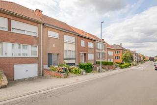 In de Gaston Eyskenslaan in Kessel-Lo, op een absolute toplocatie, presenteren we deze te renoveren bel-etagewoning op een perceel van 198 m² met een bewoonbare oppervlakte van 139 m². De woning biedt een bijzonder sterk potentieel voor wie op zoek is naar een project op een gegeerde locatie.<br />Op niveau -1 bevinden zich de kelder en de inpandige garage, ideaal voor stockage, hobbyruimte of praktische toegang tot de woning. Op niveau 1 treft u de leefruimte en keuken, met een aangename lichtinval en een logische indeling die uitnodigt tot een moderne herinrichting. <br />Op niveau 2 bevinden zich de drie slaapkamers en de badkamer, perfect als basis voor een comfortabele gezinsindeling.<br />De zolder biedt bovendien uitbreidingsmogelijkheden, waardoor een extra kamer of polyvalente ruimte eenvoudig kan worden gecreëerd. Met een EPB-score D en geen renovatieplicht vormt dit pand een echte opportuniteit: volledig te moderniseren naar eigen smaak, maar met een uitstekende structuur en ligging als fundament.<br />Een ideale kans voor wie een woning zoekt met potentieel, karakter en een toplocatie in Kessel-Lo. info@covas.be // 016 40 60 20 // www.covas.be