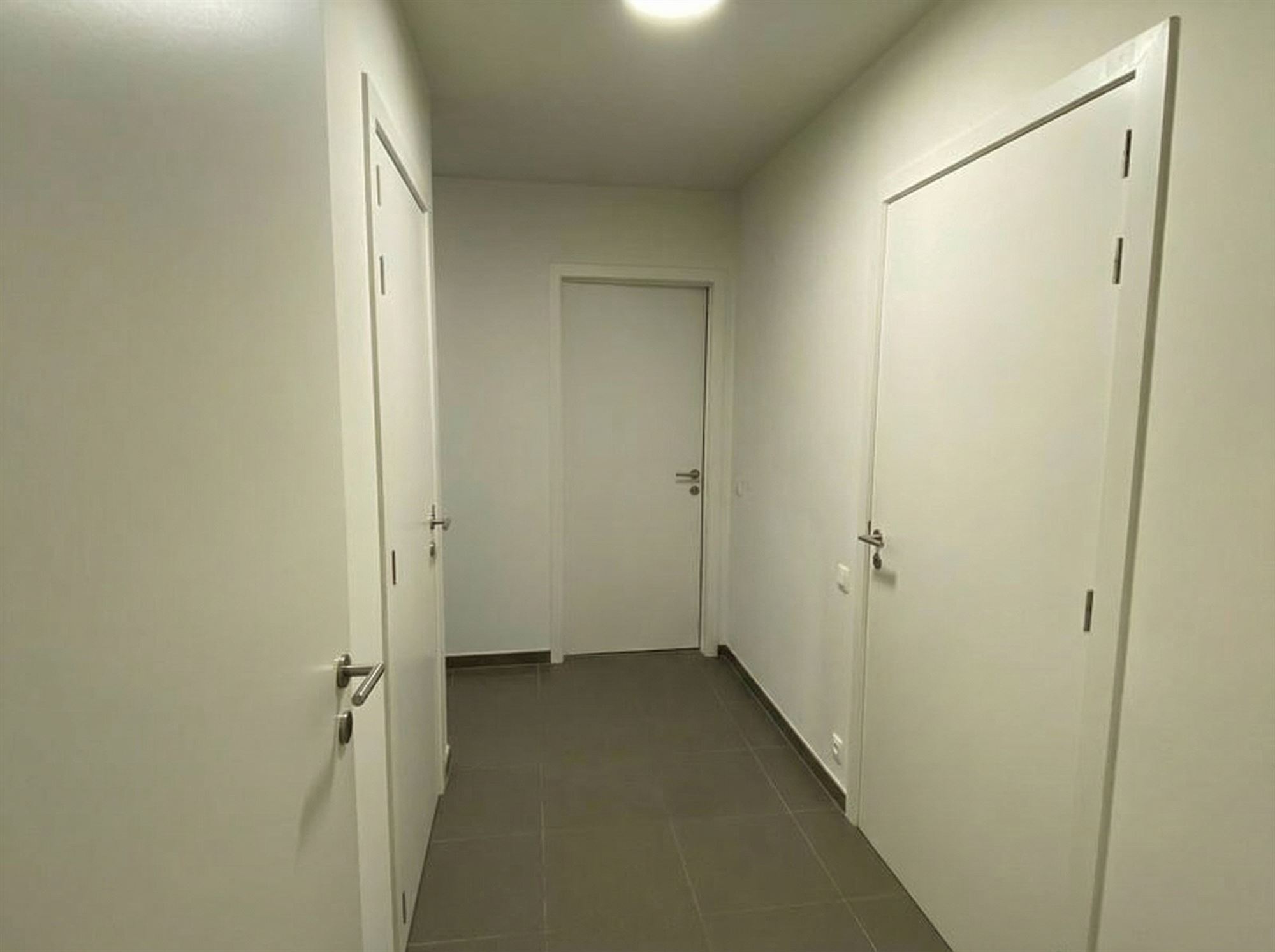 Modern 2 slaapkamer appartement met ruim terras - foto 2