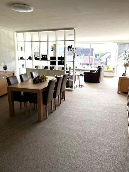 Enorm groot lichtrijk appartement, op de markt van Haacht - foto 1