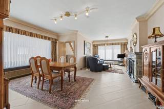 BEZOEKMOMENT – maandag 27/07 van 17.00 u. tot 19.00 u.<br /><br />Ben je op zoek naar een woning met veel ruimte en een uitzonderlijk grote garage? Dan is deze halfopen bebouwingin de Gaverlandstraat te Melsele zeker een bezoek waard. Met 3 slaapkamers, een garage van maar liefst ca. 100 m² en een centrale ligging biedt deze eigendom tal van mogelijkheden voor gezinnen, hobbyisten of zelfstandigen.<br /><br />Je komt binnen in de inkomhal, die toegang geeft tot de ruime leefruimte met gezellige sfeerverwarming. Aansluitend bevindt zich de volledig geïnstalleerde keuken met ontbijthoek, uitgerust met een kookplaat, oven, vaatwasser, koelkast, spoelbak en dampkap.<br /><br />Verder vind je op het gelijkvloers een badkamer met ligbad, een toilet en een praktische wasplaats.<br /><br />Op de eerste verdieping bevinden zich 3 ruime slaapkamers en een tweede badkamer met douche en toilet. Daarnaast is er nog een ruime zolder, ideaal om extra slaapkamers te creëren of als stockageruimte. Ook zijn er nog een kelder en een technische ruimte met de mazoutketel aanwezig.<br /><br />Verder vind je ook nog een garage van ongeveer 110 m². Dankzij de ruime oprit is deze eenvoudig bereikbaar en perfect geschikt voor het stallen van meerdere wagens, een bestelwagen of als werkplaats voor een zelfstandige. Bovendien beschikt de garage over een smeerput en een ruime koelcel, wat extra mogelijkheden biedt voor diverse activiteiten.<br /><br />Achter de garage bevindt zich nog een gezellige tuin, waar je in alle rust kan genieten van het buitenleven.<br /><br />Extra troeven:<br />- Ideaal voor zelfstandigen, hobbyisten of autoliefhebbers<br />- Ramen vervangen naar hoogrendemensglas <br />- 2 badkamers<br />- Zolder met uitbreidingsmogelijkheden<br />- Oprit met voldoende parkeergelegenheid<br /><br />De woning beschikt over een EPC F en valt bijgevolg onder de renovatieplicht.<br /><br />Een unieke opportuniteit voor wie op zoek is naar een woning met uitzonderlijk veel bergruimte en tal van mogelijkheden op een centrale ligging.<br /><br />Contacteer ons via 052 46 38 03 voor meer informatie of een bezoek.<br />