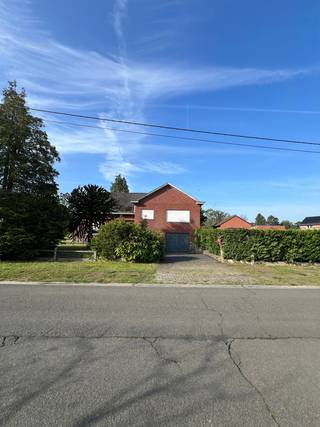 Twee ruime zuidgerichte bouwgronden voor open bebouwing op een centrale, doch rustige en groene omgeving te Tremelo. <br /><br />Beschikbare loten:<br />•⁠ ⁠Lot 5A – 927 m² – € 225.000<br />•⁠ ⁠Lot 5B – 1.085 m² – € 239.000<br /><br />Op zoek naar de ideale locatie om uw droomwoning te bouwen? Ontdek deze twee prachtige, recent verkavelde, bouwgronden voor vrijstaande woningen. Deze locatie biedt alle mogelijke troeven: rust, ruimte, een uitstekende bereikbaarheid, op korte afstand van de dorpskern, winkels, scholen en andere dagelijkse voorzieningen.<br /><br />Beide loten zijn zuid-georiënteerd, waardoor u optimaal geniet van natuurlijk licht en een zonnige tuin. Dankzij de ruime oppervlaktes en de bouwmogelijkheden bieden deze percelen alle vrijheid om een kwalitatieve gezinswoning/villa te realiseren in een groene, residentiële omgeving.<br /><br />Troeven op een rij:<br />•⁠ ⁠Zuid-georiënteerd<br />•⁠ ⁠Recente verkaveling<br />•⁠ ⁠Bouwgrond voor vrijstaande woningen/villa's<br />•⁠ ⁠Grote percelen met ruime bouwmogelijkheden<br />•⁠ ⁠Rustige en groene woonomgeving<br />•⁠ ⁠Op wandel- en fietsafstand van het centrum van Tremelo<br />•⁠ ⁠Winkels, scholen en openbaar vervoer in de nabije omgeving<br />•⁠ ⁠Vlotte verbinding naar omliggende gemeenten<br />•⁠ ⁠Mogelijkheid tot aankoop en bouw van nieuwe woning aan 6% btw!!! <br />(indien u voldoet aan de wettelijke voorwaarden)<br /><br />Bent u op zoek naar een ruime bouwgrond op een toplocatie waar u uw droomwoning kunt realiseren? Aarzel dan niet om contact met ons op te nemen. Meer informatie: info@neo-terra.be - 0498/81.45.01<br /><br />Meer informatie: info@neo-terra.be - 0498/81.45.01