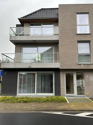 Appartement op de 1ste verdieping van de Residentie Arthur Coussens, in het centrum van Ichtegem. <br /><br />Het appartement bestaat uit: inkomhal - toilet - woonkamer - terras - ingerichte keuken - berging/wasplaats - 2 slaapkamers - badkamer - garage. <br /><br /><br />Huurprijs 675 €/maand appartement + 50 €/maand garage + 50 €/maand syndicuskosten. <br />Vrij: 01 februari 2026<br />EPC label A