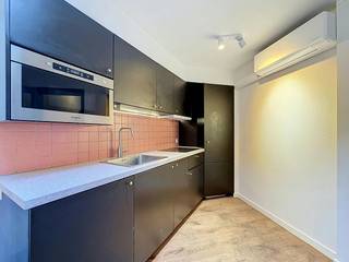 Cette maison exceptionnellement spacieuse située sur Rooigemlaan se distingue par son aménagement intelligent et flexible sur plusieurs étages.<br /><br />Le cœur de la maison se trouve au rez-de-chaussée : un coin salon confortable et une salle à manger spacieuse attenante pouvant accueillir une grande table à manger, combinés à la cuisine.<br /><br />Les chambres sont situées aux étages supérieurs. La maison dispose de trois chambres complètes qui utilisent une salle de bain centrale et chacune possède son propre lavabo. La quatrième chambre est un atout particulier : elle est aménagée comme une suite duplex indépendante répartie sur deux étages, avec sa propre salle de bain privée. Cela rend la maison idéale pour une famille nombreuse, un adolescent en quête d'intimité ou une combinaison avec une salle de loisirs.<br /><br />Une solution contemporaine a été retenue pour le confort climatique : chaque chambre dispose de son propre module de climatisation sur pompe à chaleur air-air. Cela vous permet de refroidir efficacement les pièces en été et de les chauffer rapidement en hiver.<br /><br />Enfin, l'emplacement sur Rooigemlaan est très pratique. Vous vivez à proximité de toutes les principales routes d'accès, alors que vous êtes à peine à 10 minutes à vélo du centre de Gand.<br /><br />Disposition de la maison :<br />Rez-de-chaussée : Hall d'entrée - salon - coin repas - cuisine - toilettes.<br />Premier et deuxième étages : Hall de nuit - chambre 1 - chambre 2 - chambre 3 - salle de bain 1 - suite en duplex (chambre 4 sur deux niveaux) avec salle de bain 2.<br /><br />Date de disponibilité : Disponible immédiatement.
