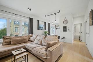 Découvrez ce charmant appartement idéalement situé à Hemiksem, offrant un cadre de vie confortable et fonctionnel. Ce logement se compose de...