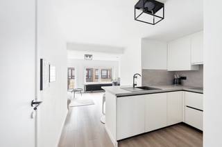 Modern en instapklaar appartement op goede locatie, op slechts 100 meter van de Zeedijk en het Heldenplein in Heist.<br />Dit zuidgericht 2-slaapkamerappartement beschikt over een zonnig terrasje en is ideaal als tweede verblijf of voor vakantieverhuur.<br /><br />Indeling: inkomhal, moderne ingerichte keuken, lichtrijke leefruimte met toegang tot het zuidgerichte terras, apart toilet en twee slaapkamers, waarvan één met douche en lavabo.<br /><br />Interessante investeringsopportuniteit met bestaande vakantieverhuur en mooie opbrengsten. Meubilair inbegrepen in de prijs.<br /><br />Info of bezoek: Andries De Leyn 0472/53.66.09