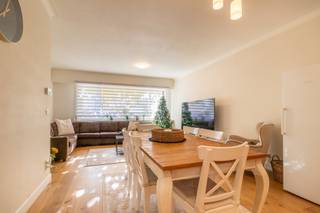 <p>In de Pater Damiaanstraat, in het hart van de Oosterveldwijk in Wilrijk, vind je dit gelijkvloers appartement. De wijk zelf is misschien wel de grootste troef: een rustige, vriendelijke plek waar mensen elkaar nog echt groeten. Alles ligt op wandelafstand, zoals de bakker, supermarkten, het groen in de buurt en de kleine plekjes waar het gewoon fijn is om rond te lopen. Belangrijke invalswegen zijn ook vlakbij, waardoor je snel in de stad bent of op de autosnelweg rijdt.</p><p><br /></p><p>Wanneer je binnenkomt, kom je in de inkomhal terecht, met aansluitend de woonkamer en de uitgeruste open keuken. Via de nachthal bereik je het achterste deel van het appartement, waar het rustig is. Daar liggen twee grote slaapkamers (16 en 12 m²) naast elkaar, beide met zicht op de tuin. De badkamer ligt vlakbij en is praktisch ingericht, met een ruime inloopdouche, dubbele lavabo en een toilet. Daarnaast heb je nog een berging in het appartement alsook een apart gastentoilet.</p><p>Achteraan ligt de grote tuin met terras, groot genoeg om er echt iets mee te doen. ’s Ochtends een koffie, in de zomer barbecueën of gewoon even buiten zitten zonder het huis te verlaten.</p><p>Kortom, een instapklaar appartement in een fijne wijk. Misschien wel precies wat je zoekt.</p><p><br /></p><ul><li>Volledig gerenoveerd</li><li>Grote tuin = 150m²</li><li>Zeer lage gemeenschappelijke kosten: 8,5 euro per maand</li><li>Individuele meters</li><li>Rustig gelegen nabij parken, openbaar vervoer en supermarkten</li><li>Eén kelderberging</li><li>Het appartement wordt momenteel verhuurd voor 1100 euro per maand.</li></ul>