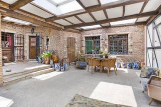 GELIJKVLOERSInkomhal 17m² op tegel.De 2de inkomhal achteraan 6m² op tegel heeft een douchekamer met douche, toilet en handenwasser.Woonkamer 47m² met...