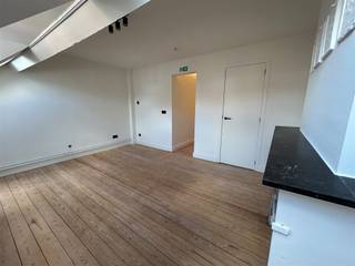<p><span><span>Op de Tiensevest, op wandelafstand van het Station van Leuven, kan je deze prachtige studentenkamer terugvinden in een gerenoveerd herenhuis. Het gebouw beschikt over een inpandige fietsenstalling, een moderne gemeenschappelijke keuken en een gezellige stadstuin waar de studenten kunnen samenkomen om te ontspannen. In Residentie Zucchero wordt volop ingezet op hoge kwaliteit en graad van afwerking, wat zorgt voor een absolute meerwaarde. Dit is gebouw is op een uiterst gunstige locatie gelegen, in nabijheid van het stadscentrum, allerlei campussen, faciliteiten en het Station van Leuven.</span></span><br /><br /><span><span>De kamer bevindt zich op de derde verdieping aan de achterzijde van het gebouw en wordt volledig bemeubeld aangeboden. Ze is uitgerust met een tweepersoonsbed inclusief matras, een bureau, een ontbijtblok met microgolfoven en koelkast en een ruime kleerkast. Kortom, alles is aanwezig om het studentenleven zo comfortabel mogelijk te maken. </span></span><br /><br /><span><span>Interesse of een bezichtiging ter plaatse? Contacteer ons via </span></span><span><span>verhuur@connect-immo.be</span></span><span><span> of 016 229 228</span></span><br /><br /><span><span>Huurprijs: €715 + €90 provisie lasten</span></span><br /><span><span>*Exclusief studententaks</span></span><br /><span><span>Beschikbaar vanaf 1 september!</span></span></p>
