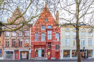 Multifunctioneel pand met fenomenale uitzichten op de Vismarkt te Brugge. <br /><br />Voor wie zoekt naar véél volume, hoge plafonds, lichtinval, verzichten en parking.<br />Optie tot wonen, kantoren, vrij beroep, atelier, studio, AirBNB, winkel, ... <br /><br /><br />Het pand beschikt over een achteringang / inrijpoort in de Waalsestraat en omvat:<br />- Handelsgelijkvloers (113 m²) + tussenverdiep ( 40 m²) + toilet + berging <br />- Appartement met zolder (370 m²) + terras ( 16 m²) <br />* Dit wordt momenteel als Air B&amp;B verhuurd <br />- Polyvalente ruimte ( 112 m² ) + zolder opslag <br />- 3 overdekte autostaanplaatsen + 1 open staanplaats<br /><br />+<br />Het achterliggende gebouw in de Waalsestraat, dit omvat:<br />- 2 bouwplaten van 185 m² (casco) <br />- 2 garageboxen: box 1 (34.5 m²) / box 2 : 23.25 m²<br />- 1 overdekte autostaanplaats