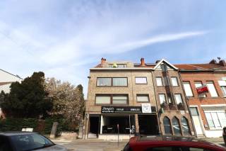 Bent u op zoek naar een ruim én gerenoveerd appartement met twee slaapkamers en garage, in het centrum van Temse?
Lees en kijk dan snel even verder!<br />Dit charmant appartement is zonet vernieuwd met o.a. een nieuwe keuken, een nieuwe badkamer en nieuwe vloeren (waar nodig). Dit appartement is gelegen in het centrum van Temse. Scholen, winkels en het openbaar vervoer zijn vlakbij. Dit appartement bevindt zich op de derde verdieping. Dit appartement beschikt over een achterliggende garage met automatische poort. <br />Indeling:
Inkomhal met ingemaakte kasten en met rechtstreeks toegang tot een extra bergruimte. Lichtrijke leefruimte met rechtstreeks toegang tot de vernieuwde keuken. De keuken is geïnstalleerd met allerlei kasten- en toestellen. Via de nachthal met (opnieuw) ingemaakte kasten, bereikt u de vernieuwde badkamer met douche, lavabomeubel en toilet. Twee ruime slaapkamers (waarvan één aan de voorzijde en één aan de achterzijde). Technische berging met gasboiler. <br />Dit appartement is onmiddellijk beschikbaar.
De gemeenschappelijke kosten bedragen €50,00 per maand. 