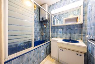 Bent u op zoek naar een te renoveren appartement met 2 slaapkamers in een kleinschalig gebouw? Dan stellen wij graag dit appartement op de tweede verdieping zonder lift aan u voor!<br /><br />Indeling<br />U komt binnen via de centrale inkomhal met vooraan de woonkamer van 30m². Via de woonkamer kan u de eerste slaapkamer (7m²) vooraan bereiken. Centraal is er de badkamer (3m²) met bad/douche combinatie en een dubbele lavabo verwerkt in een badkamermeubel. Er is een apart toilet aanwezig. Achteraan is er de grote slaapkamer van 15m² en de keuken (15,5m²). De keuken is voorzien van de nodige kasten, enkele spoelbak, gas kookplaat, dampkap, vaatwasser en aansluitingen voor een wasmachine en/of droogkast.<br /><br /><br />Maandelijkse lasten zijn €50 voor minuterie, algemeen onderhoud en water.<br /><br />Ligging<br />De ligging is een echte troef. Voor de deur is er een tramhalte, waarvan de tram u in slechts 20 minuten naar het historisch hart van Antwerpen brengt. Het eigendom ligt op een wandelafstand van de Bremweide, het Ertbruggebos, Park Groot Schijn en het Rivierenhof. Verder vindt u verschillende winkels, apotheek, horeca… binnen handbereik!<br /><br />Pluspunten<br />- Twee privatieve kelderbergingen <br />- Op te frissen naar eigen smaak<br />- EPC label B <br />- Uiterst centraal gelegen<br /><br />Voor meer informatie of een bezichtiging kan u One vastgoed steeds bereiken op volgend nummer 03 360 85 30.
