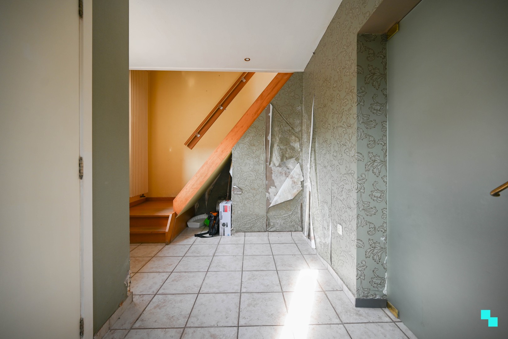 Alleenstaande, te renoveren villa in residentiële buurt - foto 3