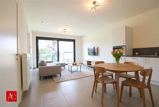 <p>Comfortabel wonen met extra luxe in hartje Sint-Niklaas</p><p>Ontdek deze verzorgde serviceflat in Sint-Niklaas, gelegen op de eerste verdieping in een modern en kwalitatief wooncomplex van 2016. Hier geniet u van comfortabel en zorgeloos wonen, gecombineerd met tal van gemeenschappelijke faciliteiten die bijdragen aan een aangename levensstijl.</p><p>De flat omvat een gezellige leefruimte met veel lichtinval, een praktische keuken, één ruime slaapkamer en een moderne badkamer uitgerust met een comfortabele inloopdouche. Het aangename terras vormt de ideale plek om in alle rust te ontspannen. Bovendien beschikt het appartement over een private garage, wat extra comfort en gebruiksgemak biedt.</p><p>Als bewoner geniet u daarnaast van de exclusieve faciliteiten binnen het complex, waaronder een gemeenschappelijk zwembad en sauna — perfect om dagelijks te ontspannen in een rustige en veilige omgeving.</p><p>Deze serviceflat is ideaal voor wie op zoek is naar comfortabel wonen met extra voorzieningen, op een vlotte ligging in Sint-Niklaas, dichtbij winkels, openbaar vervoer en andere voorzieningen.</p><p>Interesse? Contacteer ons vandaag nog voor meer informatie of een bezoek ter plaatse.</p>