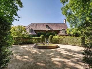 Dit schitterende landgoed bevindt zich in één van de meest exclusieve buurten van Brasschaat, in een oase van rust en toch op fietsafstand van het centrum. Dit landhuis, met de kenmerkende stijl van Axel Vervoordt, biedt een woonoppervlakte van ± 1.040 m². Het omliggende park van ± 3,7 hectare, ontworpen door J. Wirtz, beschikt over verschillende waterpartijen en een uniek bomenbestand.<br /><br />De centrale entreehal leidt naar een salon-bibliotheek, een ruime eetkamer, een keuken met toegang tot de family room en een aanpalende bureauruimte, met prachtig zicht op de tuin. De oranjerie biedt toegang tot het binnenzwembad met wellnesszone. Op de eerste verdieping bevindt zich de master-bedroom met balkon, dressing en badkamer, evenals een biljartkamer, een slaapkamer met en suite badkamer, en een appartement met aparte ingang. De tweede verdieping biedt twee slaapkamers, elk met een eigen badkamer, en een ontspanningsruimte onder het dak.<br /><br />Aanvullend: Binnenzwembad met hammam, 'brique-pilée' tennisbaan, rozentuin, lift met mahoniehout, vloeren van zeldzaam marmer, wijnkelder, bijkeuken, inpandige garage voor drie wagens, vijftien parkeerplaatsen en een royaal tuinhuis + conciërgewoning<br /><br />Het domein is gelegen in een schitterende omgeving en biedt uitstekende mogelijkheden voor paardrijden en wandelen in natuurgebied 'De Uitlegger'<br />
<p>Voor meer informatie en een bezichtiging kunt u contact met Merva Marasligil op +32 (0) 484 96 35 94.</p>