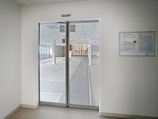 <p>Deze <strong>zeer ruime en polyvalente kantoor-/praktijkruimte</strong> is gelegen op het <strong>1ste verdiep</strong> en is toegankelijk <strong>zowel via lift als trap</strong>, wat zorgt voor optimaal comfort en toegankelijkheid.</p>
<p>Het pand bestaat uit <strong>verschillende ruimtes</strong> en biedt tal van <strong>indelingsmogelijkheden</strong>. In het verleden was de ruimte opgedeeld in <strong>3 afzonderlijke kantoren</strong>, maar ook andere invullingen zijn perfect mogelijk, zoals:</p>
<ul>
<li>
<p>kantoor- of praktijkruimte</p>
</li>
<li>
<p>sport- of bewegingsactiviteiten</p>
</li>
<li>opleidings- of multifunctionele ruimte + lift voor 8 personen<br /><br /></li>
</ul>
<br />
<p>Daarnaast beschikt het pand over <strong>aparte toiletten</strong>, <strong>kleedkamers</strong>, een <strong>lunchruimte</strong> en een <strong>keuken</strong>, wat het bijzonder geschikt maakt voor professioneel gebruik.</p>
<p>De ligging is een absolute troef:<br /><strong>Centraal gelegen in het commerciële hart van Schoten/Brasschaat</strong>, omringd door handelszaken en met <strong>zeer veel parkeergelegenheid</strong> rondom het gebouw.<br /><strong>Uitstekend bereikbaar</strong> dankzij de vlotte verbinding met de autosnelwegen.</p>
<p>Kortom: een <strong>toplocatie met veel potentieel</strong> voor uiteenlopende professionele activiteiten.</p>
<p><strong>Interesse?</strong><br />📞 Contacteer me op <strong>+32 477/308 559</strong> of via <strong>laila@immodor.be</strong></p>
