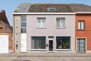 Deze woning met praktijkruimte/winkel is perfect voor wie wonen en werken wil combineren. U heeft hier scholen, winkels en openbaar vervoer binnen handbereik en ook de A12 is vlot bereikbaar. De handelsruimte, is vanaf de straatzijde toegankelijk via een aparte glazen deur en is verder voorzien van een grote glaspartij, dewelke perfect als etalage gebruikt kan worden. Vooraan bevindt zich een open ruimte, waarmee tal van mogelijkheden zijn. Achteraan is er een keuken, voorzien van aansluitingen voor wasmachine en droogkast en een apart toilet aanwezig. In de directe omgeving zijn er voldoende mogelijkheden om de wagen eenvoudig te parkeren. Het duplex-appartement beschikt over een aparte inkomhal met tegelvloer, vanwaar een trap leidt naar het leefgedeelte op de 1e verdieping. Achteraan de inkomhal is nog een handige wasplaats voorhanden met een deur die toegang verleent tot de tuin. De woonkamer op de 1e verdieping kan genieten van heel wat lichtinval dankzij grote ramen aan de straatzijde. De gerieflijk ingerichte keuken staat in open verbinding met de leefruimte en kan eveneens genieten van een aangename lichtinval. Verder is op de 1e verdieping nog een ruime slaapkamer, een apart toilet en een badkamer met inloopdouche en wastafel met meubel aanwezig. Een vaste trap leidt verder naar de 2e verdieping, waar u bovenkomt in een nachthal. Deze hal vormt de verbinding tussen 2 grote slaapkamers. Het totale perceel heeft een oppervlakte van 250m². In de aangename tuin georiënteerd op het noorden is het heerlijk vertoeven.