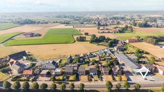 Op een centrale en vlot bereikbare ligging langs de Staatsbaan in Kortemark bevindt zich deze verrassend ruime en volledig gerenoveerde gezinswoning. Dankzij de gunstige ligging bevinden scholen, winkels, openbaar vervoer en belangrijke invalswegen zich op korte afstand. Bovendien voldoet de woning aan de hedendaagse energienormen, wat resulteert in een uitstekende energieprestatie (EPC A).<br /><br />Via de inkomhal met gastentoilet komt u terecht in de lichtrijke leefruimte, die voldoende plaats biedt voor een gezellige zithoek, een ruime eetplaats en een bureauruimte of speelhoek. Aansluitend bevindt zich de open, volledig geïnstalleerde keuken, waarbij het keukenwerkblad nog geplaatst wordt.<br /><br />Verder beschikt het gelijkvloers over een praktische tweede hal die perfect kan dienen als vestiaire, evenals een afzonderlijke was- en technische ruimte. Beide ruimtes bieden rechtstreeks toegang tot de carport.<br /><br />Op de eerste verdieping bevinden zich vier volwaardige slaapkamers en een ingerichte badkamer. Via een vaste trap bereikt u de tweede verdieping, waar nog twee bijzonder ruime kamers werden ingericht. Deze ruimtes lenen zich perfect als extra slaapkamers, hobbyruimte of bureau.<br /><br />Buiten geniet u van een zonnige, zuidgerichte tuin waar u in alle rust kunt ontspannen. De carport en de praktische indeling maken deze woning ideaal voor grote gezinnen of wie op zoek is naar veel leefruimte.<br /><br />Troeven<br />- Volledig gerenoveerde woning<br />- 6 volwaardige slaapkamers<br />- Zuidgerichte tuin<br />- Carport<br />- Verwarming via energiezuinige warmtepomp<br />- Zonnepanelen aanwezig<br />- EPC-label A<br />- Asbestveilig<br />- Conforme elektrische installatie<br />- Instapklaar<br />- Ideale gezinswoning met uitstekende bereikbaarheid<br /><br />Bent u op zoek naar een ruime, energiezuinige woning waar u zonder zorgen uw intrek kunt nemen? Dan is deze woning beslist een bezoek waard.<br />Neem vandaag nog contact op met Vastgoed Sinnaeve voor meer informatie of een bezoek ter plaatse. Wij helpen u graag verder.