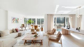 Uitzonderlijke villa zeer rustig gelegen in het Zoute op enkele passen van het Albertplein en de Zeedijk.Prachtige renovatie met uiterst smaakvolle...