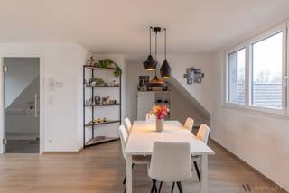 Mooi dakappartement (lift voorzien) met een groot zonneterras (31m²) in Wintam nabij de Schelde bestaande uit: inkomhal, apart toilet, ruime lichtrijke woonkamer met aansluitend de open volledig geïnstalleerde Ilwa keuken, nachthal, berging, badkamer voorzien van een ligbad, toilet en inloopdouche en 2 ruime slaapkamers (19m² en 15m²). Zowel vanuit de master bedroom als vanuit de woonkamer heeft men toegang tot het terras. Dit appartement beschikt tevens over een ruime bergzolder, te bereiken via een vlieringtrap en een staanplaats in de parkeergarage op het gelijkvloers. Gemeenschappelijke fietsenberging en vuilnisberging voorzien. Dit energiezuinig appartement is afgewerkt met hoogwaardige materialen. Verwarming via warmtepomp. Zeker een bezoekje waard. Voor meer info of een bezoek bel ons gerust op het nummer: 03/283.84.84 of mail naar christel@ax-quality.be.Vg/Wg/Gmo/Gvkr/Gvv EPB: 12007-G-2016/0044/EP13934/A001/D01/SD008 E-peil: E30. P score: A, G score: A