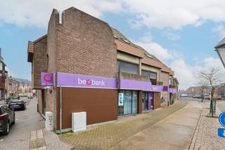 Deze handelsruimte van 182m² op een uitzonderlijk goede locatie aan de kleine ring in Bree wordt momenteel uitgebaat als bankkantoor.<br />Het gelijkvloers bestaat uit een inkomhal, afgescheiden kantoren, een kitchenette, sanitair en een opslagkelder van 35m². In de onmiddellijke omgeving is er zeer veel parkeermogelijkheid voorzien. Het pand werd recent verhuurd aan een betrouwbare huurder middels een handelshuurovereenkomst. Dit betekent voor jou als investeerder: een onmiddellijk &amp; stabiel huurrendement en een zorgeloze verhuurervaring.<br /><br />Voor meer info: info@jansenrealestate.be of 011/39.90.50