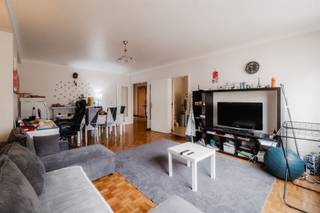 <p><span>Te renoveren 2 slaapkamer appartement op de 2de verdieping. Ruime inkomhal met vestiaire en berging. Leefruimte met parketvloer. Praktische keuken mogelijk te openen richting de leefruimte. Nachthal met apart toilet, 2 slaapkamers (15m² & 9m²) waarvan de compactere kamer toegang geeft tot het terras aan de achterzijde en een badkamer met ligbad & lavabo. Zeer goed gelegen vlak aan de Squares. Nabij de Europese instellingen, het openbaar vervoer, metro Schuman, scholen en winkels.</span></p><p><span> </span></p>