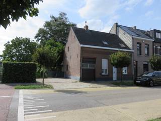 Een oudere woning (HOB) die toe is aan een grondige totaalrenovatie op een prachtig zuidwest gericht perceel van ca. 1270m² net buiten het centrum van Kontich. Wie liever opnieuw begint, vindt hier een interessante opportuniteit voor een afbraak- en herbouwproject, uiteraard onder voorbehoud van de geldende stedenbouwkundige voorschriften.<br />Het perceel heeft een straatbreedte van ongeveer 14 meter, gevelbreedte huidige woning 9 meter. Achteraan is een verrassend grote tuin, een enorme troef van dit eigendom.<br />De woning zelf heeft een zeer klassieke indeling met op het gelijkvloers de woonkamer, keuken en badkamer in de achterbouw en achtergelegen berging en stalling. Droge kelderruimte en een opkamer. Onder schuin dak de zolder opgesplitst in verschillende kamers. Er is tevens nog een smalle inpandige garage met ketel CV.<br />Vele mogelijkheden en een mooie ligging op wandelafstand van het centrum, scholen, winkels, vlotte bereikbaarheid via diverse gewestwegen en de E19 Antwerpen-Brussel. Te bezoeken op afspraak. SI in aanvraag.