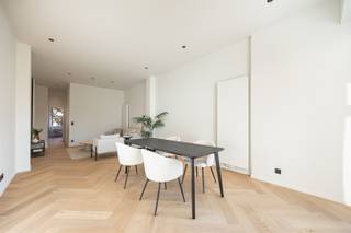 <p>Lumière, luxe et espace au cœur de la ville</p><p> </p><p>Dans l'Anselmostraat, à la frontière entre le Harmoniewijk et le Zuid animé, se trouve un appartement dans lequel vous vous sentirez immédiatement chez vous. Un endroit où la rénovation est plus qu'un renouvellement : ici, l'atmosphère, le confort et une finition luxueuse ont été choisis.</p><p> </p><p>Le quartier : charmant, vivant et populaire</p><p> </p><p>Le quartier Harmony est connu pour ses rues tranquilles, ses belles façades majestueuses et sa situation centrale. Ici, vous pouvez vous promener dans les parcs, rejoindre à pied le centre-ville ou les plus belles terrasses du quartier animé du Zuid.</p><p> </p><p>Ici, vous vivez dans l'un des endroits les plus recherchés d'Anvers, avec tout à portée de main.</p><p> </p><p>Pourquoi voulez-vous vivre ici ?</p><p> </p><ul><li>Un appartement magnifiquement rénové dans un petit immeuble</li><li>Espace de vie lumineux avec cuisine ouverte et accès à la terrasse ensoleillée</li><li>Matériaux de haute qualité et finitions soignées</li><li>Deux belles chambres à coucher</li><li>Situation privilégiée entre le quartier Harmony et le sud</li></ul><p> </p><p>L'appartement est situé au premier étage d'un immeuble qui ne compte que 2 appartements. Un hall d'entrée pratique avec vestiaire et WC visiteurs et accès à l'espace de vie. Inondé de lumière, il donne accès à la terrasse ensoleillée et est relié à la cuisine ouverte. Le tout avec un magnifique parquet à chevrons, luxueux n'est-ce pas ? La cuisine ouverte avec îlot est équipée de tous les appareils électroménagers et de finitions de haute qualité.</p><p> </p><p>À l'avant se trouvent deux chambres : une chambre principale généreuse et une pièce multifonctionnelle qui sert parfaitement de bureau, de dressing ou de salle de loisirs. Elles partagent une magnifique salle de bains avec douche à l'italienne et toilettes supplémentaires.</p><p> </p><p>Vous êtes intéressé ? N'attendez pas trop longtemps et planifiez votre visite via sinjoor.be pour découvrir l'habitat de haut niveau.</p>