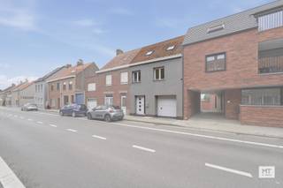 In het centrum van Zonnebeke, op wandelafstand van winkels, school en andere voorzieningen, bevindt zich deze <strong>instapklare woning met 4 slaapkamers, inpandige garage en zonnige tuin</strong>. De woning beschikt over een <strong>gunstig EPC-label B</strong>, conforme elektriciteit tot 2049 en is asbestveilig.<br /><br /><strong>Indeling</strong>
<ul>
<li>Gelijkvloers: inkomhal met gastentoilet (9 m²), lichtrijke woon- en eetkamer met open keuken (41 m²), berging (5 m²) die toegang biedt tot de kelder (28 m²). Daarnaast is er nog een inpandige garage van 11 m². </li>
<li>Eerste verdieping: nachthal, 2 slaapkamers (13 - 11 m²) en badkamer met douche, ligbad, toilet en enkelvoudige wastafel (7 m²).</li>
<li>Tweede verdieping: nachthal, 2 slaapkamers ( 11 - 6 m²). </li>
<li>Derde verdieping: zolder (bereikbaar via het zolderluik)</li>
</ul>
<br /><strong>Kenmerken</strong>
<ul>
<li>Zonnige tuin</li>
<li>CV op aardgas, dak- en muurisolatie</li>
<li>Recente vernieuwingen aan o.a. plat dak, dakgoten, afvoeren en voorgevel</li>
</ul>
<br /><strong>Meer informatie of een vrijblijvend bezoek?</strong><br />Contacteer Eden op 0470 43 78 21 of mail info@minthus.be<br />