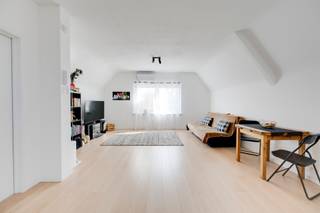 <p><span>Ontdek dit volledig gerenoveerde appartement met één slaapkamer, gelegen op de derde en bovenste verdieping in het centrum van Herentals. Dankzij de centrale ligging bevinden winkels, scholen, horeca en openbaar vervoer zich op wandelafstand.</span></p><p><span>De ruime leefruimte geniet dankzij de grote ramen aan de voorzijde van een aangename natuurlijke lichtinval en staat in directe verbinding met de open keuken, uitgerust met de nodige toestellen. Verder beschikt het appartement over een zeer ruime slaapkamer, een moderne badkamer met dubbele lavabo en inloopdouche, een aparte wasplaats/berging en een afzonderlijk toilet.</span></p><p><span>Het appartement beschikt eveneens over een terras. Een privatieve kelderberging en bovengrondse autostaanplaats zijn inbegrepen in de verkoopprijs. De verwarming en koeling worden voorzien via een lucht-luchtwarmtepomp.</span></p><p><span>Het appartement werd recent volledig gerenoveerd en is bijgevolg instapklaar. Bovendien is het momenteel verhuurd aan 755 per maand, waardoor het appartement ook bijzonder interessant is als investeringseigendom met een bestaande huurstroom.</span></p><p><span>Bijzonderheden</span></p><ul><li><span>Volledig gerenoveerd in 2023</span></li><li><span>Ruimtelijk gevoel en veel natuurlijke lichtinval</span></li><li><span>Bovengrondse autostaanplaats inbegrepen</span></li><li><span>Lucht-luchtwarmtepomp</span></li><li><span>Centrale ligging in Herentals</span></li><li><span>Momenteel verhuurd aan 755€ per maand</span></li></ul><p><span>Bent u op zoek naar een instapklaar appartement in het centrum van Herentals, voor eigen bewoning of als investering? Contacteer ons via <span>thomas.onzia@urbainvastgoed.be</span></span><span> of bel 03 501 97 16 voor meer informatie of een bezoek.</span></p><p><span>Stedenbouwkundige inlichtingen en bodemattest in aanvraag.</span></p>