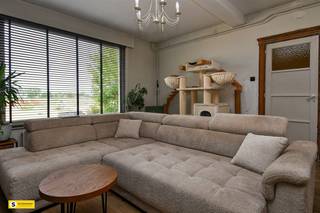 TE KOOP : karaktervolle woning met maar liefst 238m² bewoonbare oppervlakte en zeer uitnodigende tuin. De woning werd in verschillende...
