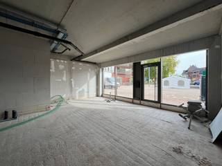 Dit commerciële pand van 95 m² betreft een open space met glazen vitrine waardoor men geniet van een goede visibiliteit langs de voorzijde van het gebouw. Dankzij de casco-oplevering heeft u de flexibiliteit om de ruimte volledig aan te passen aan uw specifiek wensen en behoeften. De inrichting kan in samenspraak met de eigenaar bekeken worden. Tevens zijn er andere oppervlaktes te huur, waardoor u verschillende opties heeft, afhankelijk van de grootte en type van uw bedrijf. Ruime parkeermogelijkheden in de ondergrondse parking.<br /><br />Deze nieuwbouw handelsruimte bevindt zich in het hart van Hamme, op slechts 650 meter van de drukke Rijksweg (N41), die een snelle verbinding biedt naar de E17. Dankzij deze strategische ligging geniet u van uitstekende bereikbaarheid met de wagen én het openbaar vervoer. Een bushalte bevindt zich vlak bij het gebouw.<br /><br />Aarzel niet om contact op te nemen met Gill voor bijkomende inlichtingen, plannen of een vrijblijvend plaatsbezoek. U kunt ons bereiken op het telefoonnummer 09 219 90 30.