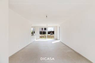 Deze nieuwe, halfopen woning is voorzien van alle hedendaagse comfort en is gelegen in een rustige wijk op enkele minuten van centrum Roeselare. (3km van de Grote Markt) en op slechts 2km van het station.<br /><br />Oplevering 2027. <br /><br />De lichtrijke woningen zijn voorzien van een inkomhal met toilet, lichtrijke leefruimte met open keuken, volledig geïnstalleerde keuken, 2 bergingen, 3 slaapkamers en een ruime badkamer met bad, douche en dubbel lavabomeubel. Het badkamermeubel en de keuken kunnen nog gekozen worden naar eigen smaak en wens. <br /><br />Mogelijkheid tot het plaatsen van een carport met tuinberging. <br /><br />De ligging is zeer rustig en heeft een uitstekende verbinding met de E403 Kortrijk- Brugge. In de dichte omgeving vindt u verschillende winkels zoals een bakkerij, slagerij, grootwarenhuizen, frituur. Ook sportclubs, fietsroutes, voetbalplein en een atletiekpiste zijn in de omgeving te vinden.<br /><br /><strong>Lot 12 (Halfopen bebouwing met mogelijkheid tot carport met tuinberging) TE KOOP</strong>
<ul>
<li>Grondoppervlakte 230 m²</li>
<li>Bewoonbare oppervlakte 134 m²</li>
<li>€ 309 796,00 (prijs excl. btw en registratierechten)</li>
<li>E-peil 30</li>
</ul>
<br />Wens je een afspraak om deze woningen te ontdekken? Contacteer ons op 051/201.400