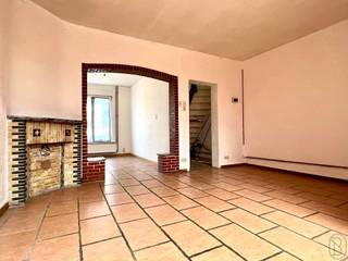 Located in a quiet neighborhood and close to all amenities, this terraced house is ideal for a first-time buyer. It is composed of:Ground floor: An...