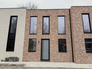 Op zoek naar een moderne, energiezuinige woning in een groene omgeving? Ontdek deze drie gloednieuwe woningen aan de Kalmthoutsesteenweg 157 te Wuustwezel, vlak bij het centrum van Kalmthout. Deze woningen combineren hedendaags wooncomfort met de nieuwste technieken en een uitstekende ligging.<br /><br />Elke woning beschikt over een ruime en lichtrijke leefruimte met grote raampartijen die zorgen voor veel natuurlijk licht. De open indeling sluit naadloos aan op de moderne keuken en biedt een aangenaam gevoel van ruimte. Aansluitend bevindt zich een praktische berging met aansluiting voor wasmachine en droogkast, evenals een bureauruimte en een apart gastentoilet op het gelijkvloers.<br /><br />Op de eerste verdieping vinden we drie volwaardige slaapkamers, ideaal voor een gezin of mensen die graag extra ruimte hebben voor een bureau of hobbykamer. De moderne badkamer is uitgerust met een stijlvolle inloopdouche en dubbele lavabo. Daarnaast is er ook een aparte technische berging op de verdieping, waardoor je alle technieken netjes uit het zicht kunt houden. Verder nog een apart toilet op de verdieping.<br /><br />De woningen zijn gebouwd met aandacht voor duurzaamheid en comfort. Ze zijn uitgerust met een warmtepomp in combinatie met vloerverwarming, zonnepanelen, een ventilatiesysteem D en een regenwaterput die aangesloten is op de toiletten en een buitenkraantje. Dit zorgt niet alleen voor een lager energieverbruik, maar ook voor een aangenaam en gezond binnenklimaat het hele jaar door.<br /><br />Gelegen op een vlot bereikbare locatie, geniet je hier van de rust van Wuustwezel met de nabijheid van het centrum en alle nodige voorzieningen in de buurt. Kortom, deze woningen bieden het perfecte evenwicht tussen comfort, energiezuinigheid en ligging.