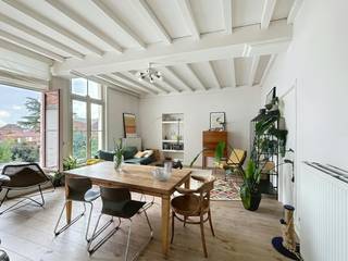 Cette maison unique et lumineuse de 2 chambres est située dans l'une des rues les plus attrayantes et les plus calmes du centre historique de Bruges, la Ganzenstraat. La combinaison de détails authentiques et de confort contemporain crée une atmosphère chaleureuse et accueillante.<br /><br />Disposition :<br /><br />- Hall d'entrée avec toilettes séparées<br />- Salon avec connexion à la salle à manger<br />- Cuisine avec plaque vitrocéramique, hotte, réfrigérateur, évier et lave-vaisselle<br />- Local de rangement avec raccordement pour machine à laver et sèche-linge<br />- Chambre 1 <br />- Chambre 2<br />- Salle de bain avec douche et 2 vasques<br /><br />- Prix de location : 860,00 €/mois<br />- Disponible à partir du 01/12/2026<br /><br />Le moyen le plus rapide pour visiter cette propriété ? Demandez votre visite via le bouton rose de notre site Web (www.dewaele.com) et vous serez contacté par notre expert en location Broes.<br /><br />Les rendez-vous ne peuvent pas être pris par téléphone. Pour toute autre question, vous pouvez nous contacter par téléphone au 050 444 999.
