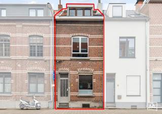 <p><span>Te koop : Leuven</span></p><p><span> </span></p><p><span>Woning is vergund als twee entiteiten (kamers) en ook zo verhuurd.</span></p><p><span>Einde van huurcontracten bij einde van het academiejaar 2026.</span></p><p><span> </span></p><p><span>U komt binnen in de gang en loopt zo door tot in de living/eetplaats.</span></p><p><span>Achterliggend zijn keuken en badkamer met toilet gelegen.</span></p><p><span>Er is een kleine buitenruimte aanwezig.</span></p><p><span>Aan de voorkant op het gelijkvloers, is er een lichtrijke ruimte die als bureau kan worden ingericht.</span></p><p><span>Op de eerste verdieping zijn er twee ruime slaapkamers.</span></p><p><span>Op de bovenste verdieping, bereikbaar via vaste trap, heb je twee aparte ruimtes, slaapkamers, met natuurlijk licht.</span></p><p><span>De woning is deels onderkelderd. Via de kelder komen de verschillende voorzieningen, elektriciteit, gas en water, binnen.</span></p><p><span> </span></p><p><span>De woning dient te worden gerenoveerd en daarbij zijn verschillende scenario's denkbaar:</span></p><p><span> </span></p><p><span>De bestaande toestand opgraden tot investeringspand waarbij de (vergunde) opdeling wordt aangehouden & uitgebreid.</span></p><p><span> </span></p><p><span>Mits een stedenbouwkundige vergunning omvormen tot een eengezinswoning, en daarbij is het denkbaar om een ruimere buitenruimte te creëren. </span></p><p><span> </span></p><p><span>De ligging is binnen de cirkel van Leuven, in een rustige buurt met alle denkbare faciliteiten in handbereik. </span></p><p><span> </span></p><p><span>Interesse? We maken graag tijd voor u.</span></p><p><span> </span></p>