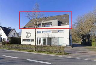 Op een uitstekende ligging bevindt zich deze volledig opgefriste kantoorruimte met zes parkings. De ruimte is bereikbaar via zowel een lift als...