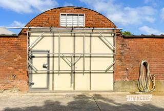 Ruime opslagruimte van 110m² op gunstige locatie te Wingene.<br /><br />De opslagruimte gelegen in de Wingenesteenweg heeft volgende kenmerken:<br /><br />- Ruimte: 6,30m (B) x 17,40m (D) x 4,50m (H)<br /><br />- Poort: 4,40m (B) x 3,10m (H)<br /><br />- Afsluitbare toegangsdeur aanwezig in de poort<br /><br />- Terrein is enkel toegankelijk voor de huurders<br /><br />- Toilet aanwezig<br /><br />- Forfait van €25,- voor beperkt gebruik nutsvoorzieningen<br /><br />Bent u geïnteresseerd in deze opslagruimte te Wingene? <br /><br />Aarzel dan niet ons te contacteren: Tel 051 47 48 47 of mail: Tielt@immofrancois.be<br /><br />