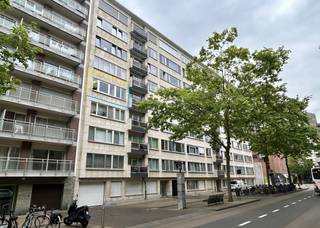 Ontdek dit uitstekend gelegen en licht op te frissen appartement in het hart van Leuven. Dankzij de centrale ligging bevindt u zich op wandelafstand van winkels, het Bruulpark, restaurants, openbaar vervoer, scholen en alle andere voorzieningen die de stad te bieden heeft.<br />Het appartement is gelegen op de vierde verdieping van een verzorgd en goed onderhouden gebouw en biedt een aangename indeling. Via de inkomhal met praktische ingebouwde vestiairekasten bereikt u de ruime en lichtrijke woon- en eetkamer, de keuken, twee slaapkamers – waarvan één met een gezellig balkon – de badkamer en een apart toilet. Daarnaast beschikt het appartement over een private kelderberging, wat zorgt voor extra opbergruimte. Er is tevens een gemeenschappelijke fietsenstalling.<br />Met een gunstig EPC-label B geniet u bovendien van een energiezuinige woning met een lager energieverbruik. Bent u op zoek naar een centraal gelegen appartement om zelf te bewonen, voor uw studerende kinderen of als interessante investering in Leuven? Dan is dit een unieke kans die u niet mag missen.