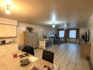 Dit gelijkvloers appartement beschikt over een ruime leefruimte met open keuken. De keuken is uitgerust met een koelkast, kookvuur, dampkap en voldoende opbergruimte.<br /><br />De badkamer is voorzien van een douche in ligbad, een enkele lavabo en een toilet. Aansluitend bevindt zich een praktische berging met aansluiting voor de wasmachine en extra kastruimte.<br /><br />Achteraan het gebouw hoort bovendien een garagebox bij het appartement.<br /><br />Beschikbaar vanaf 01/12/2026 of in overleg vanaf 15/11/2026.<br /><br />De troeven:<br /><br />- Centrale ligging<br />- Garagebox<br />- Ruim appartement<br />- Parkeergelegenheid voor de deur<br />- Rolluiken op de slaapkamers<br /><br />Heb je interesse? Vraag uw bezoek aan via onze website https://www.immovl.be/te-huur/list en druk op de knop <strong>'IK WENS EEN BEZOEK</strong>'.