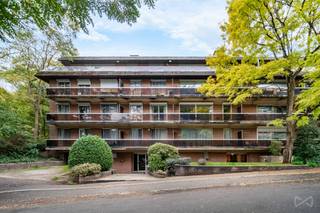 Located on the 4th floor of a well-maintained building, this spacious apartment stands out for its generous volumes and its magnificent southwest-facing terrace. It comprises a large 41 m² living room opening directly onto a sunny 57 m² terrace, a fully equipped 7 m² kitchen adjacent to a convivial 17 m² dining room, and two bedrooms of 11 m² and 9 m². The apartment also includes a bathroom, a shower room, and a spacious entrance hall. On the 5th floor, a fully fitted complementary space offers a large 16 m² bedroom, a 13 m² laundry room, a 6 m² hall, and a small 4 m² maid’s room that can be used as an office, guest room, or independent space. A fully converted attic is located just above the apartment, offering the possibility to create a duplex, subject to planning permission. The property also includes a private cellar and two parking spaces, including one double space, available for €40,000 for both. This rare property combines comfort, space, and development potential in a quiet and sought-after neighborhood. Perfect for a family or anyone looking for a spacious and adaptable living environment. Contact us today to schedule a visit. A must-see property!