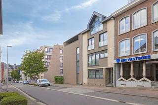 ✨ Te koop: ruim duplex appartement in hartje Genk ✨<br />Op zoek naar ruimte, comfort en een groene omgeving midden in de stad? Ontdek dit prachtig duplex appartement aan de Pastoor Raeymaekersstraat 23 bus 21, 3600 Genk.<br /><br />✅ 3 ruime slaapkamers<br />✅ Groot terras met prachtig zicht op groen<br />✅ Open keuken met leefruimte – ideaal voor gezellige avonden<br />✅ Ondergrondse staanplaats, kelderberging én extra staanplaats buiten<br />✅ 4 airco’s &amp; gashaard – comfort in elk seizoen<br />✅ Gelegen in het centrum van Genk – alles binnen handbereik<br /><br />Dit appartement combineert het bruisende stadsleven met de rust van een groene omgeving. Dankzij de royale indeling geniet je van licht, ruimte en een warm thuisgevoel.<br /><br />💰 Mis deze kans niet en maak van dit appartement jouw nieuwe thuis!<br />📞 Neem vandaag nog contact met ons op voor meer informatie of een bezichtiging: 0474 88 26 48
