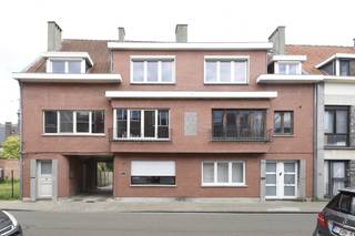 Dit appartement is gelegen op de tweede verdieping, vlakbij het centrum en openbaar vervoer.De indeling is als volgt:Living, keuken en berging, twee...