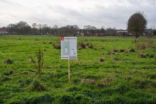 Aan Vogelsanck, een rustige en landelijk gelegen woonlocatie net buiten de dorpskern van Oostmalle biedt Danneels nieuwe bouwgronden te koop aan. <br /><br />Deze ruime villapercelen combineren een mooie straatbreedte met een aanzienlijke diepte, waardoor je hier volop kan genieten van een ruime, perfect zuidwest georiënteerde woning met ruime tuin. <br /><br />De percelen worden te koop aangeboden zonder bouwverplichting. Je kiest dus helemaal vrij met welke bouwpartner(s) je samenwerkt en wanneer je hier gaat bouwen.<br /><br />Hier woon je rustig in een landelijke omgeving maar zonder in te boeten aan bereikbaarheid. Je vindt alle nodige voorzieningen in de nabijheid en hebt een vlotte aansluiting naar de E19 en E34.