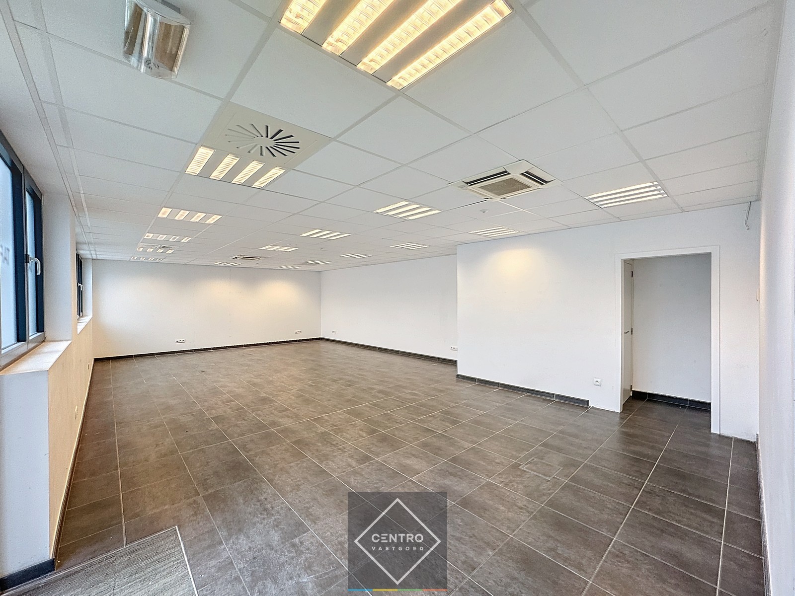 Luxueus afgewerkte KANTOREN (2 x ± 80m²) met private parkeerplaatsen voor de deur te Brugge! Vlot bereikbaar via Expresweg. - photo 4