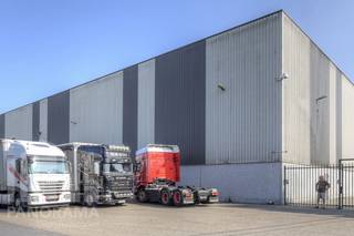 Logistiek magazijn met een oppervlakte van <strong>6.383 m² met 82 m² kantoren</strong> te huur in Mechelen. Uitstekend gelegen in de industriezone Mechelen Noord 1, langs de E19 Brussel - Antwerpen. <br /><br />Wat dit magazijn extra aantrekkelijk maakt, is de huidige indeling als geconditioneerde ruimte voor <strong>pharma-logistiek</strong>. Dit betekent dat het magazijn voldoet aan de strenge eisen die gesteld worden voor het opslaan en verwerken van farmaceutische producten, inclusief temperatuurgereguleerde omgevingen. Dit biedt bedrijven in de farmaceutische en gezondheidssector de perfecte infrastructuur voor een efficiënte en veilige opslag en distributie van gevoelige producten.<br /><br />Het logistiek magazijn met een vrije hoogte van 11 m is voorzien van o.a. 7 laadkades, 1 reguliere poort, sprinklers, polybetonvloer, heteluchtblazers op gas, koeling en PV systeem. Het omheinde terrein biedt niet alleen een hoge mate van beveiliging, maar beschikt ook over ruime parkeermogelijkheden en manoeuvreerruimte voor vrachtwagens, zodat het laden en lossen snel en efficiënt kan gebeuren. Onmiddellijk beschikbaar.<br /><br />Contacteer <strong>PANORAMA B2B</strong> voor bijkomende inlichtingen of een vrijblijvend plaatsbezoek <strong>03 225 03 03</strong>.